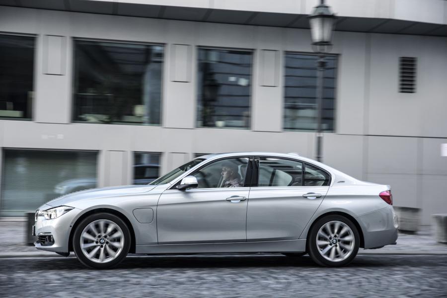  BMW 330e (F30) 2016 года  (WW) (фото 18 из 40)